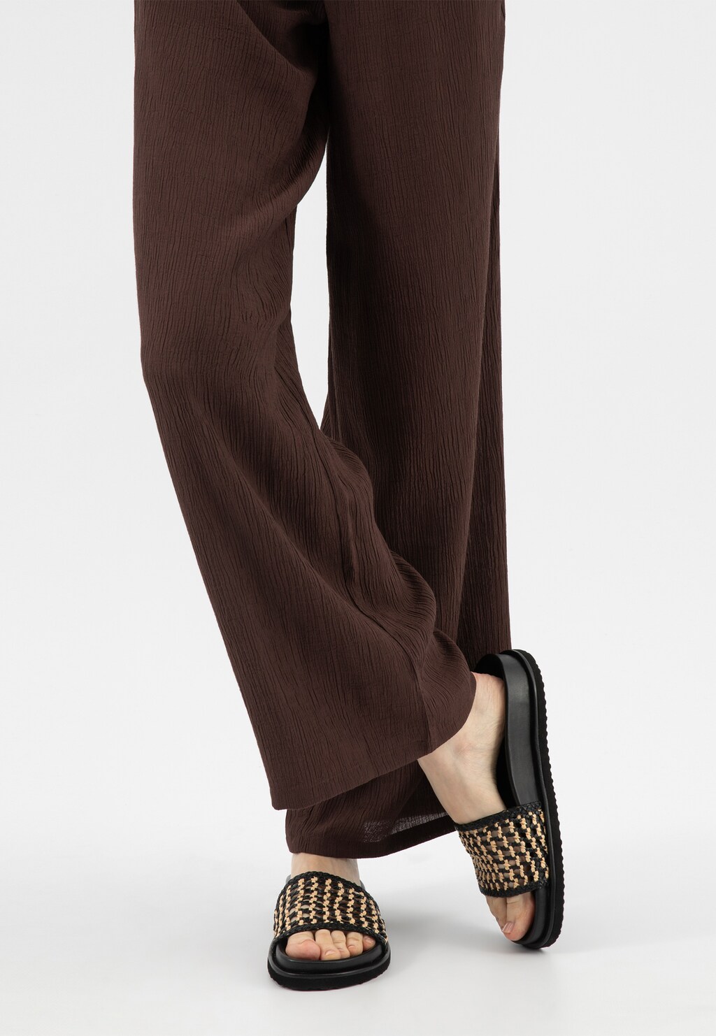 Czarno-beżowe plecione klapki damskie 74155-80 Widok 9