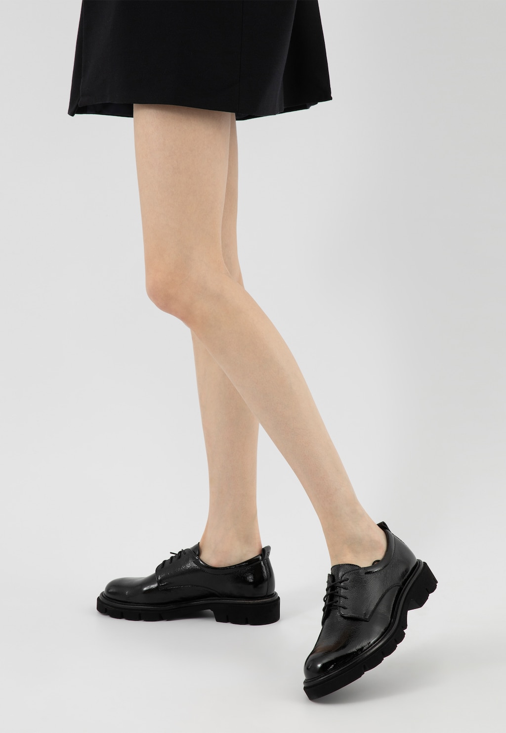 Lakierowane sznurowane półbuty damskie z marszczonej skóry 46361-31 Widok 9