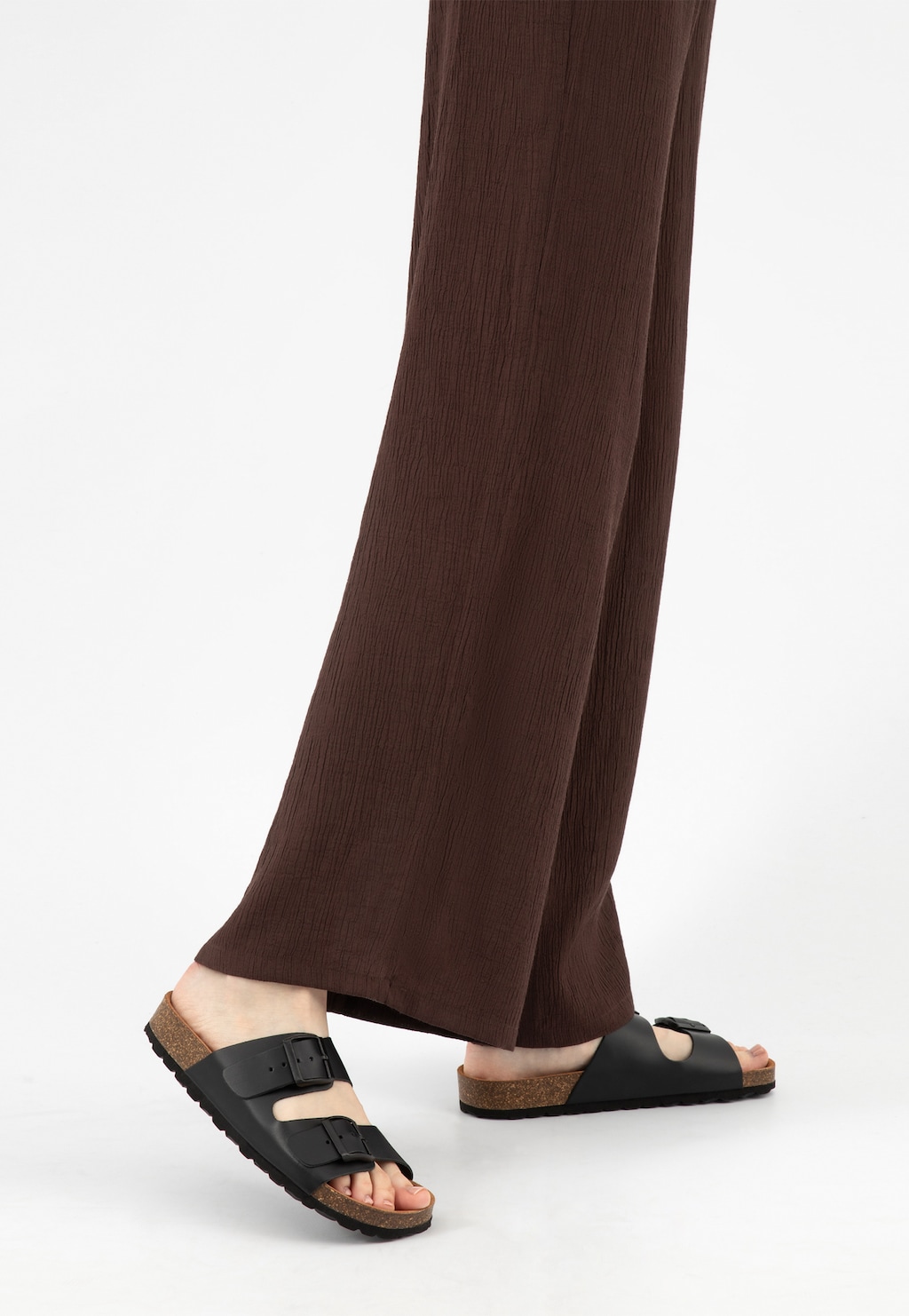 Černé dámské pantofle s řemínky a korkovou podrážkou 74077-51 Widok 7