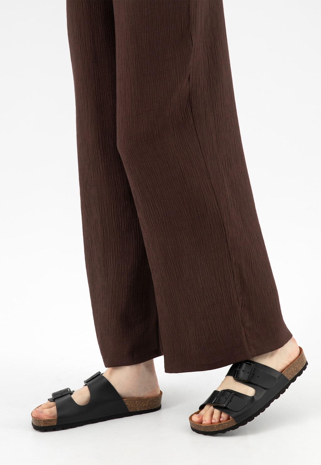 Černé dámské pantofle s řemínky a korkovou podrážkou 74077-51 Widok 8