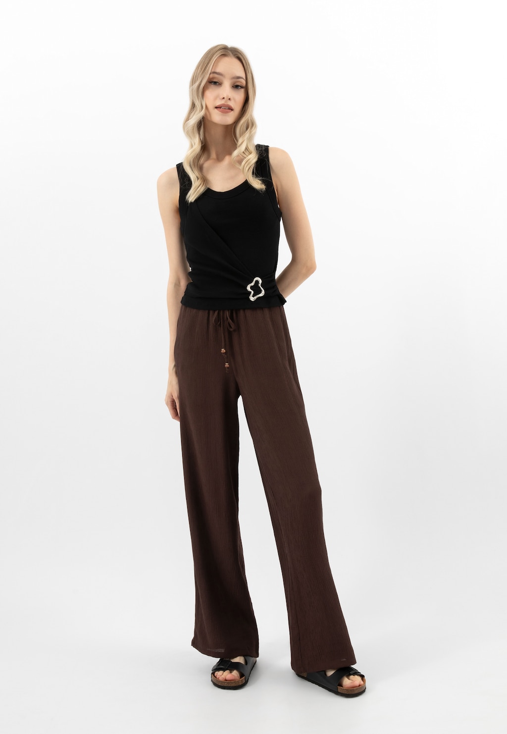 Černé dámské pantofle s řemínky a korkovou podrážkou 74077-51 Widok 10