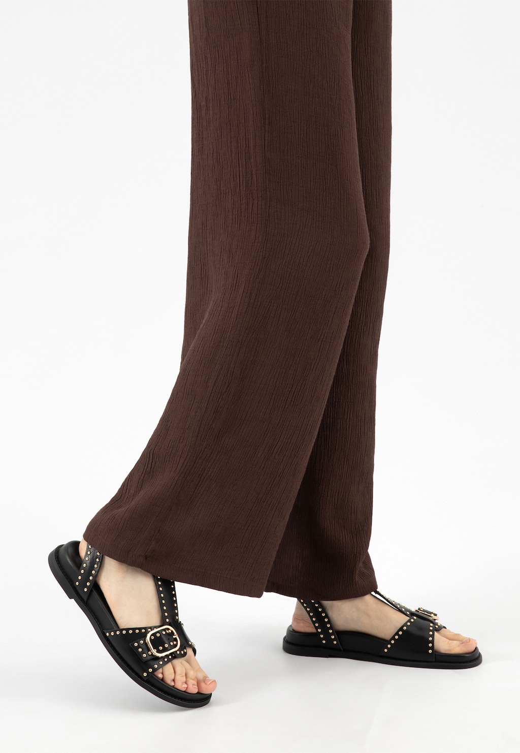 Płaskie skórzane sandały z dekoracyjnym wykończeniem w formie ćwieków 76240-51 Widok 7