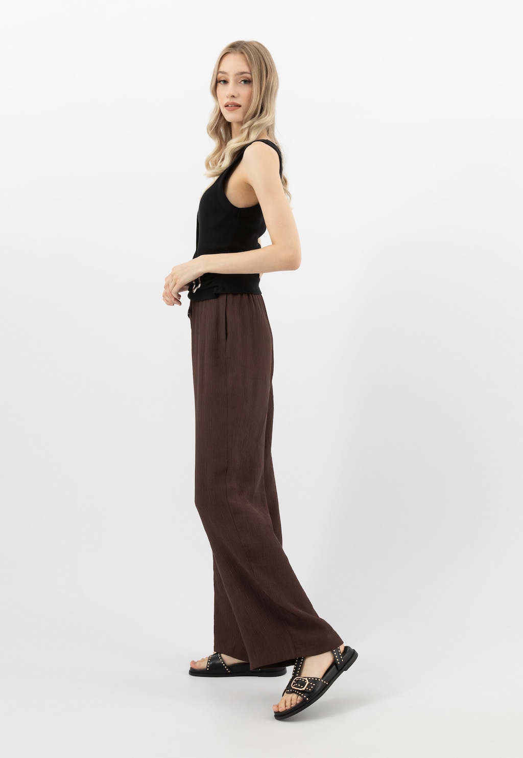 Płaskie skórzane sandały z dekoracyjnym wykończeniem w formie ćwieków 76240-51 Widok 1