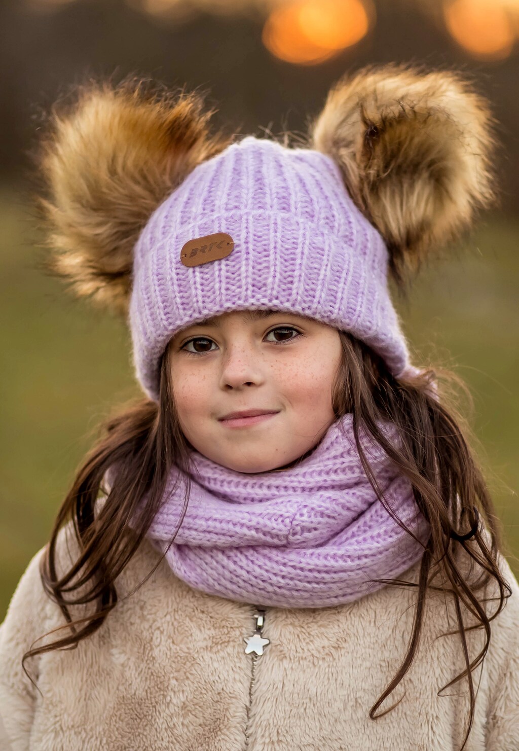 Fioletowy zestaw BARTEK 85603-86  z wełną merino - czapka z dwoma pomponami i komin Widok 5