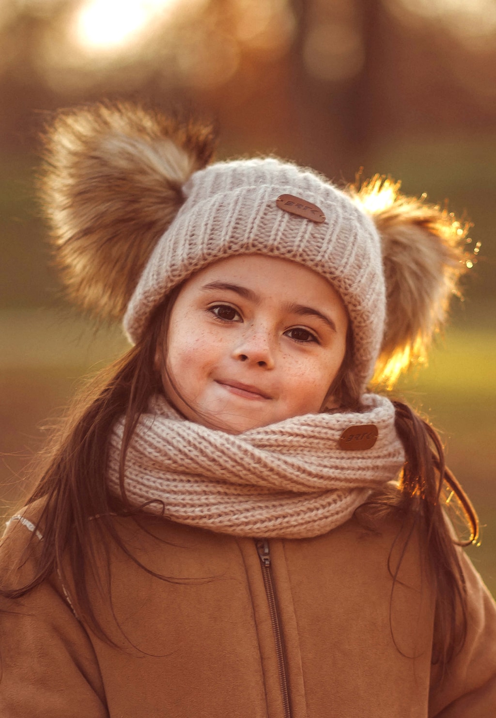 Zestaw zimowy z wełną merino BARTEK 85603-84 beżowa czapka z dwoma pomponami i komin Widok 5