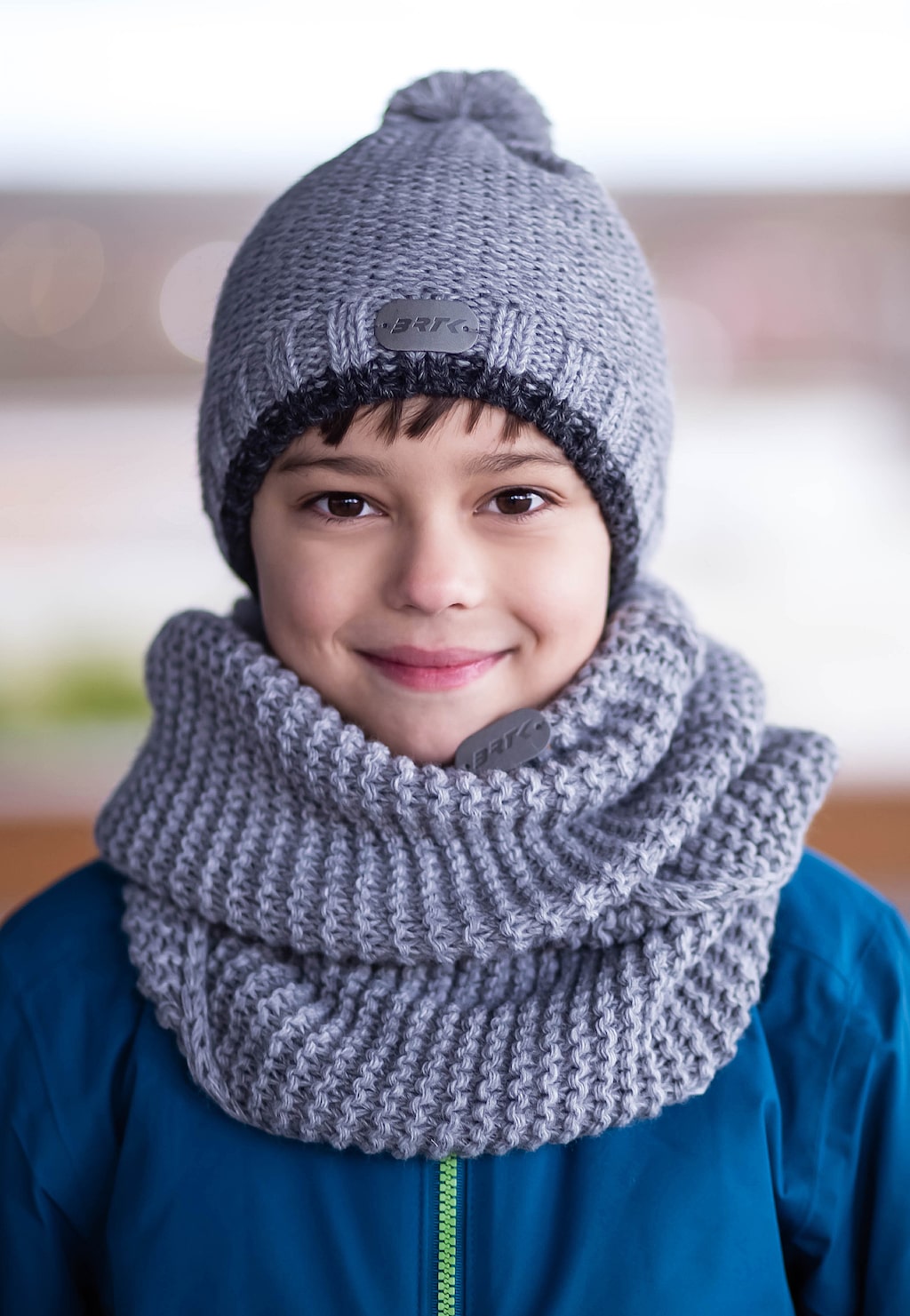 Sivý detský set BARTEK čiapka s reflexným brmbolcom + nákrčník 8560580 Widok 8