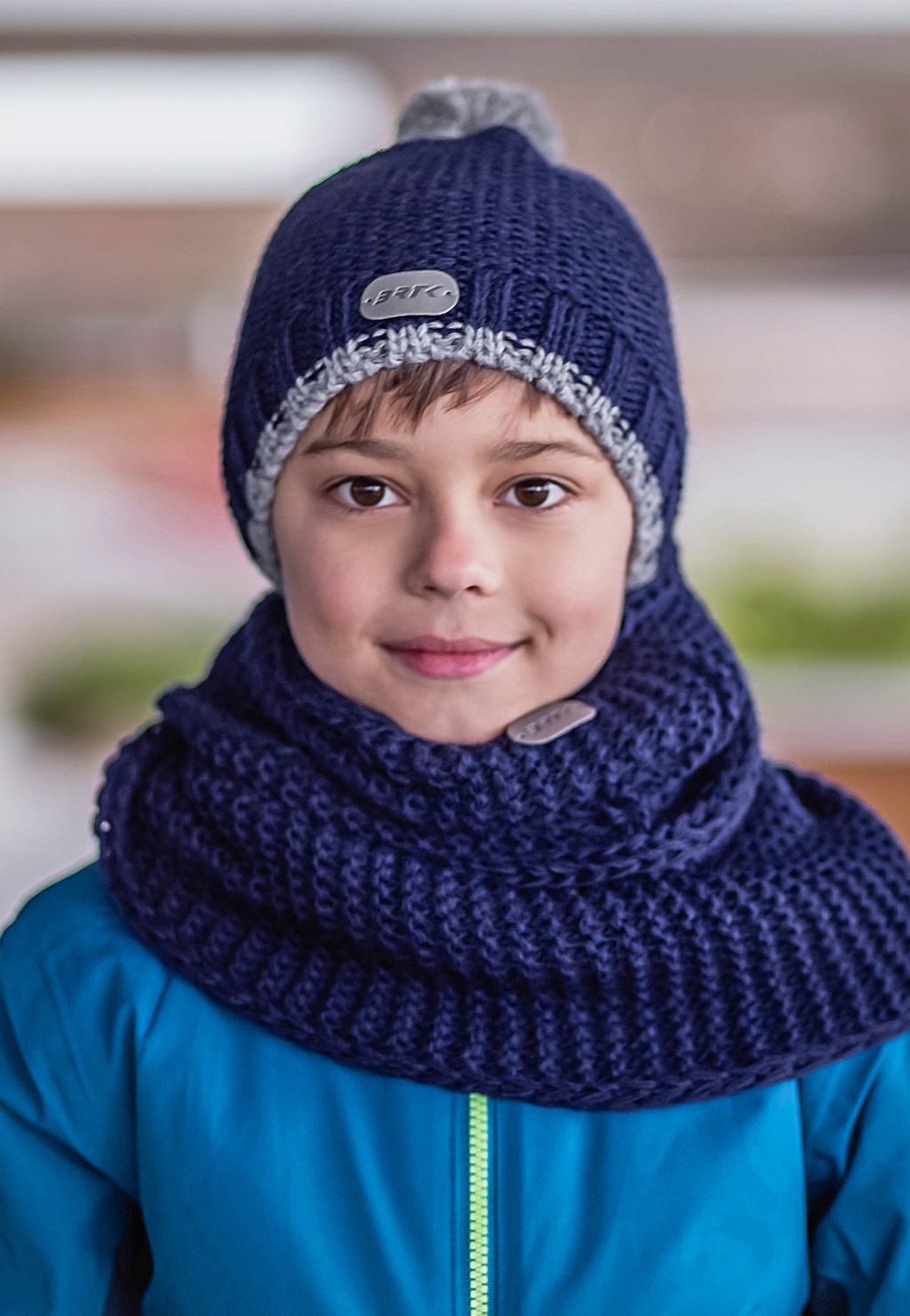 Zestaw BARTEK 85605-86 granatowa czapka z odblaskowym pomponem i komin Widok 7