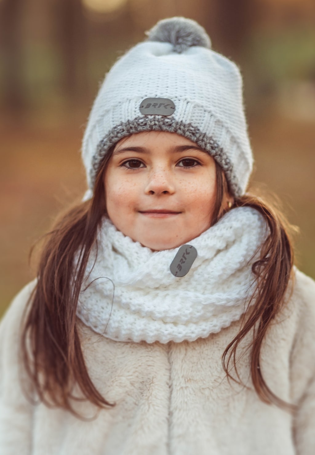 Biały zestaw BARTEK 85605-89 czapka z odblaskowym pomponem i komin Widok 7