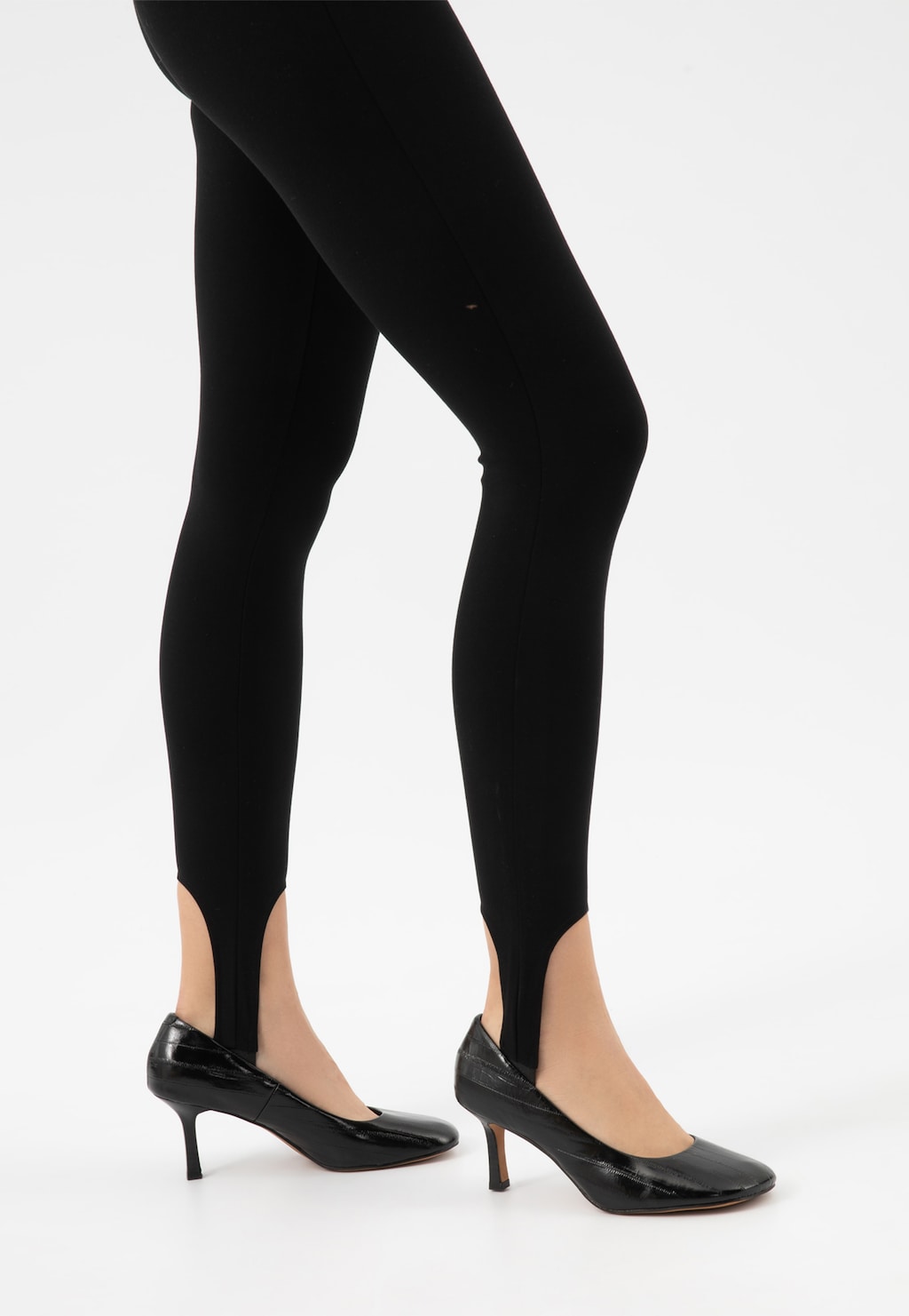 Czółenka damskie ze skóry licowej z ozdobnymi przeszyciami 35177-51 Widok 8