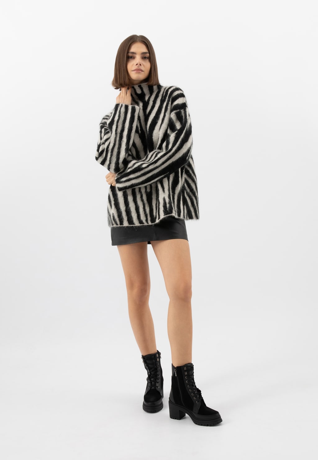 Čierne dámske kotníkové topánky na podpätku z kombinovaných koží 64156-71 Widok 10