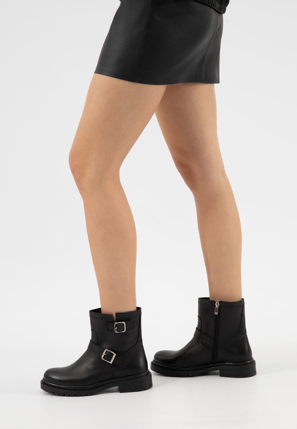 Černé kotníkové boty v biker stylu se stříbrnými přezkami 55370-51 Widok 8