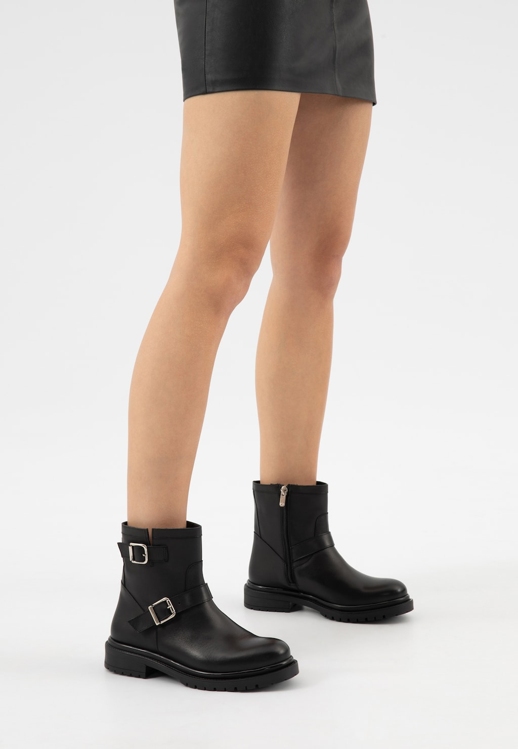 Černé kotníkové boty v biker stylu se stříbrnými přezkami 55370-51 Widok 9