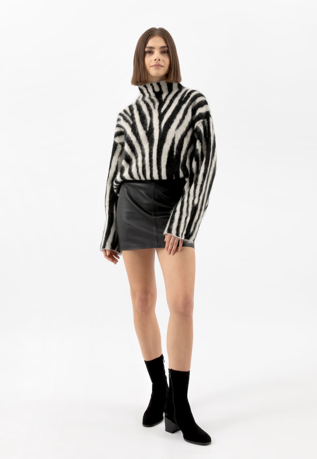 Czarne botki z dopasowaną cholewką 55318-81 Widok 1