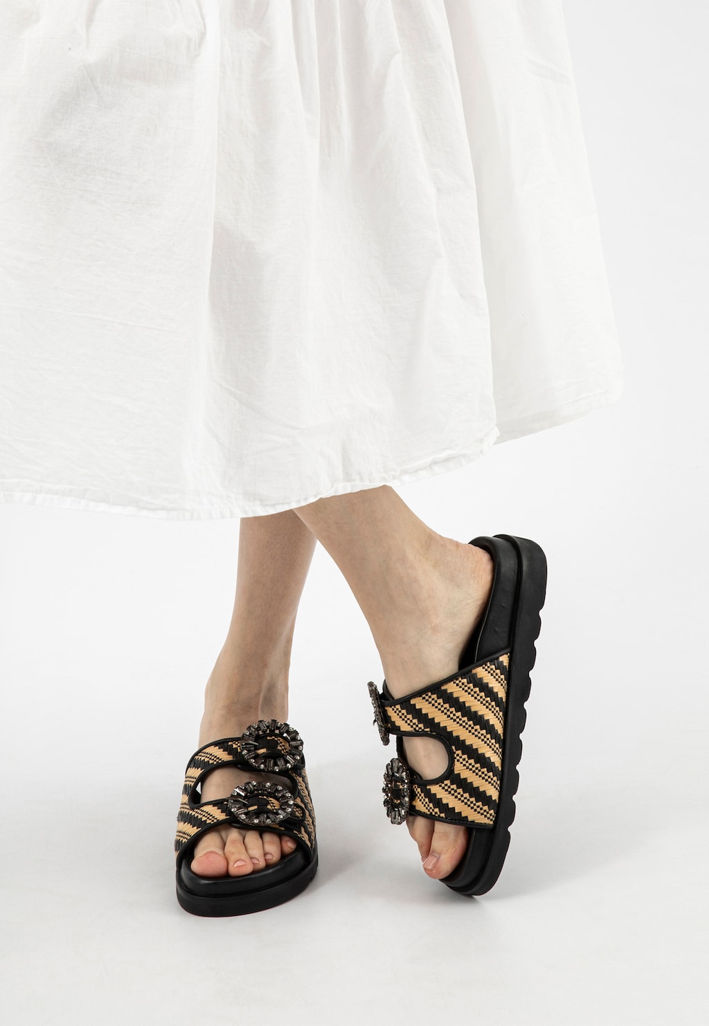 Černé dámské pantofle z lícové kůže a rafie s křišťálovou ozdobou 74152-80 Widok 8