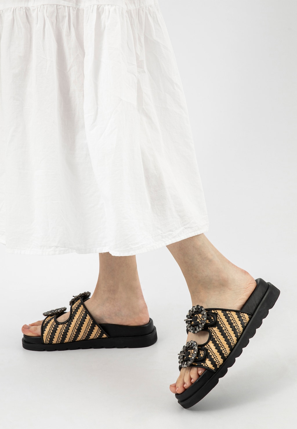 Černé dámské pantofle z lícové kůže a rafie s křišťálovou ozdobou 74152-80 Widok 9