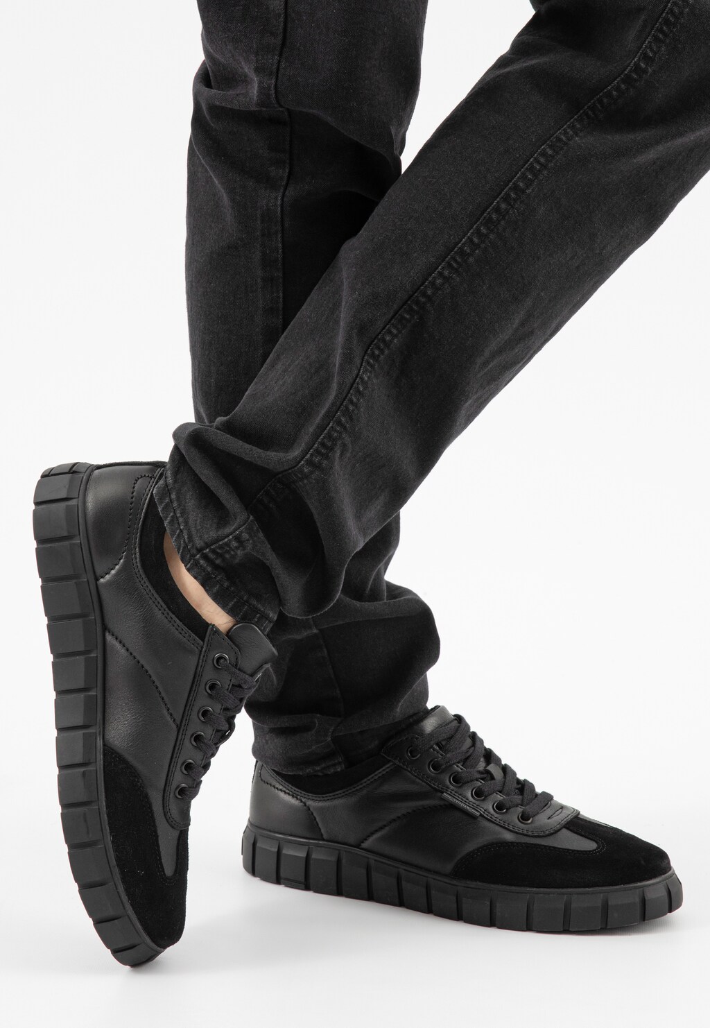 Černé kožené tenisky pro muže se semišovou špičkou a profilovanou podrážkou 10272-71 Widok 8