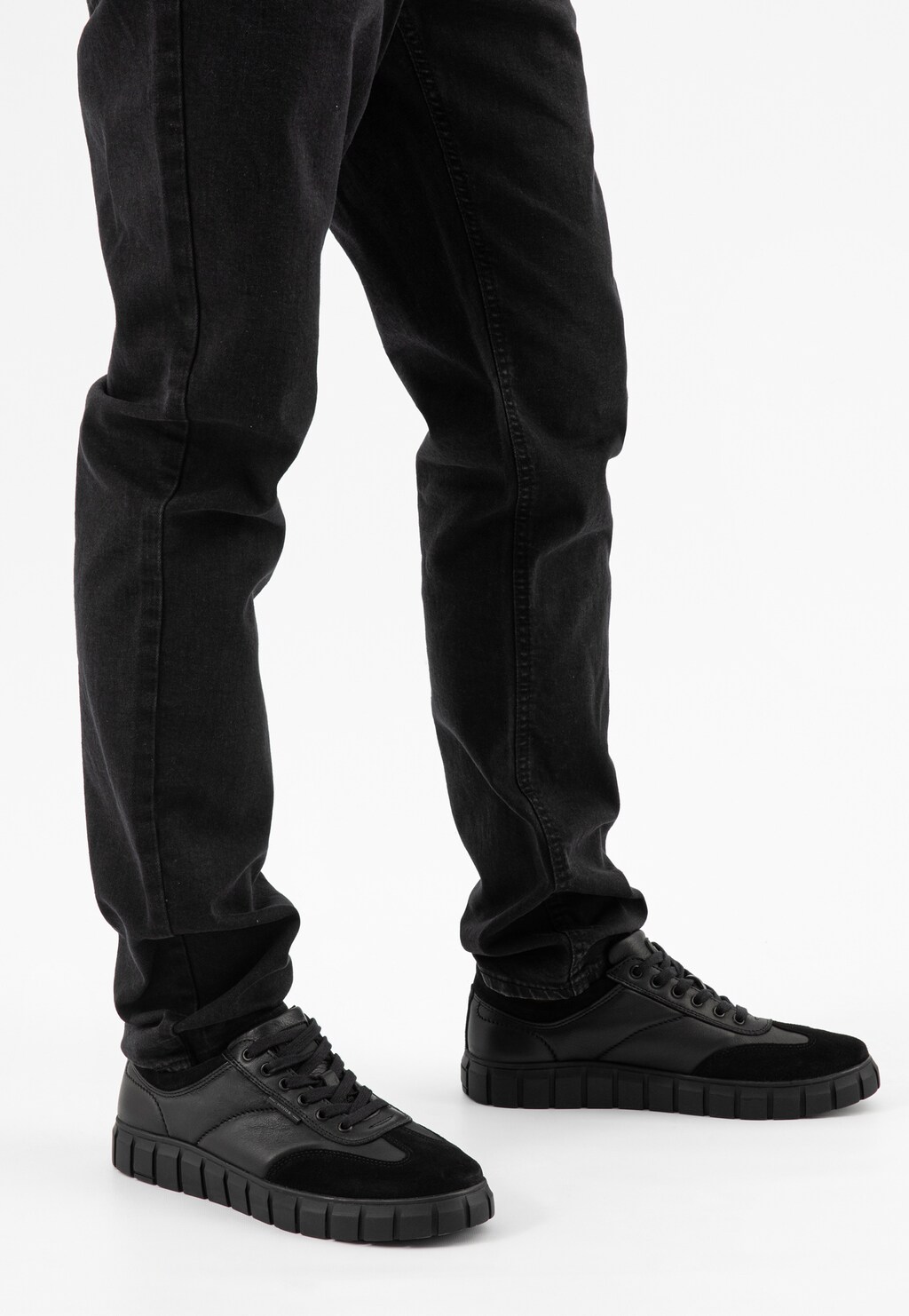 Černé kožené tenisky pro muže se semišovou špičkou a profilovanou podrážkou 10272-71 Widok 9