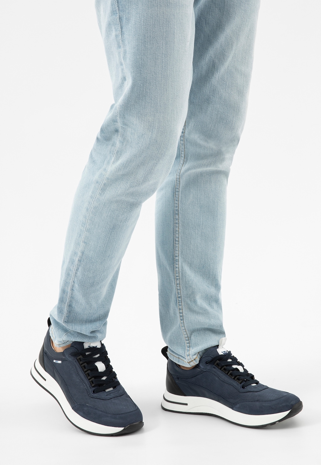 Tmavomodré pánske tenisky s kontrastnou podrážkou 10245-76 Widok 7