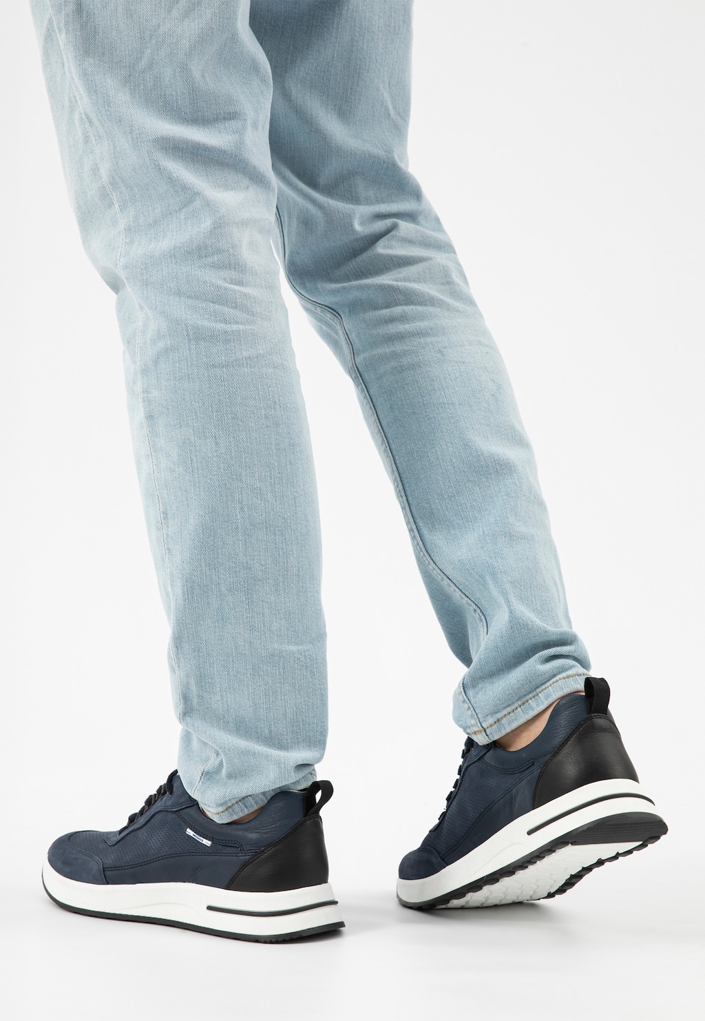 Tmavomodré pánske tenisky s kontrastnou podrážkou 10245-76 Widok 8