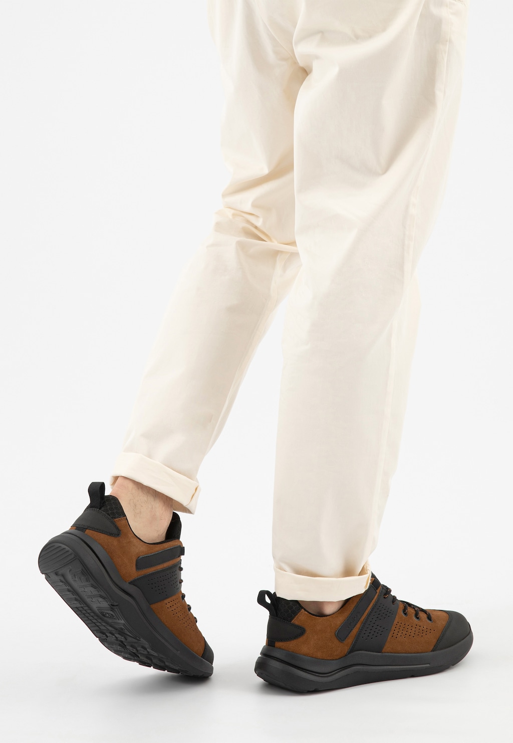Brązowe niskie trekkingi męskie z czarnymi wstawkami 10261-83 Widok 8