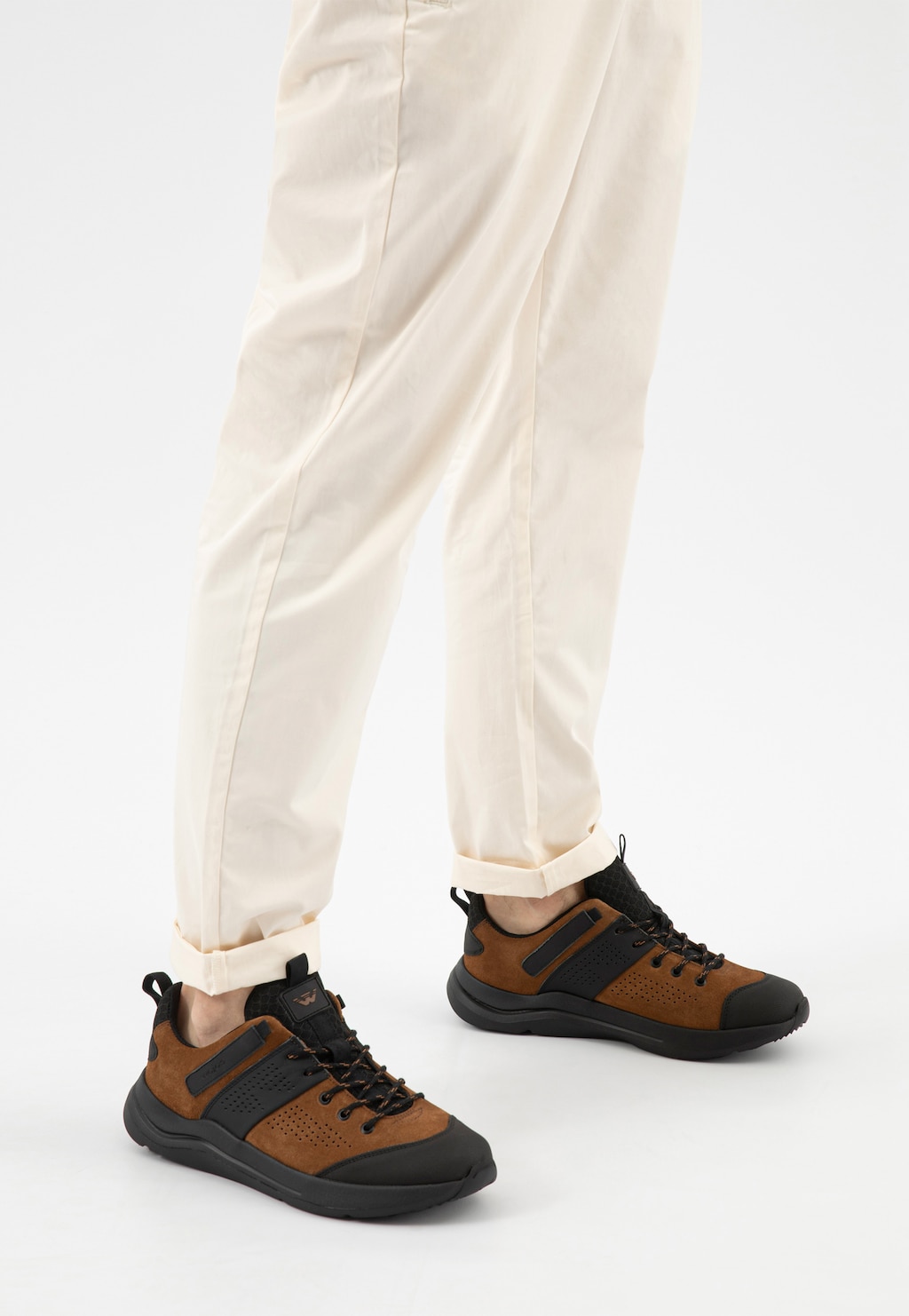 Brązowe niskie trekkingi męskie z czarnymi wstawkami 10261-83 Widok 9