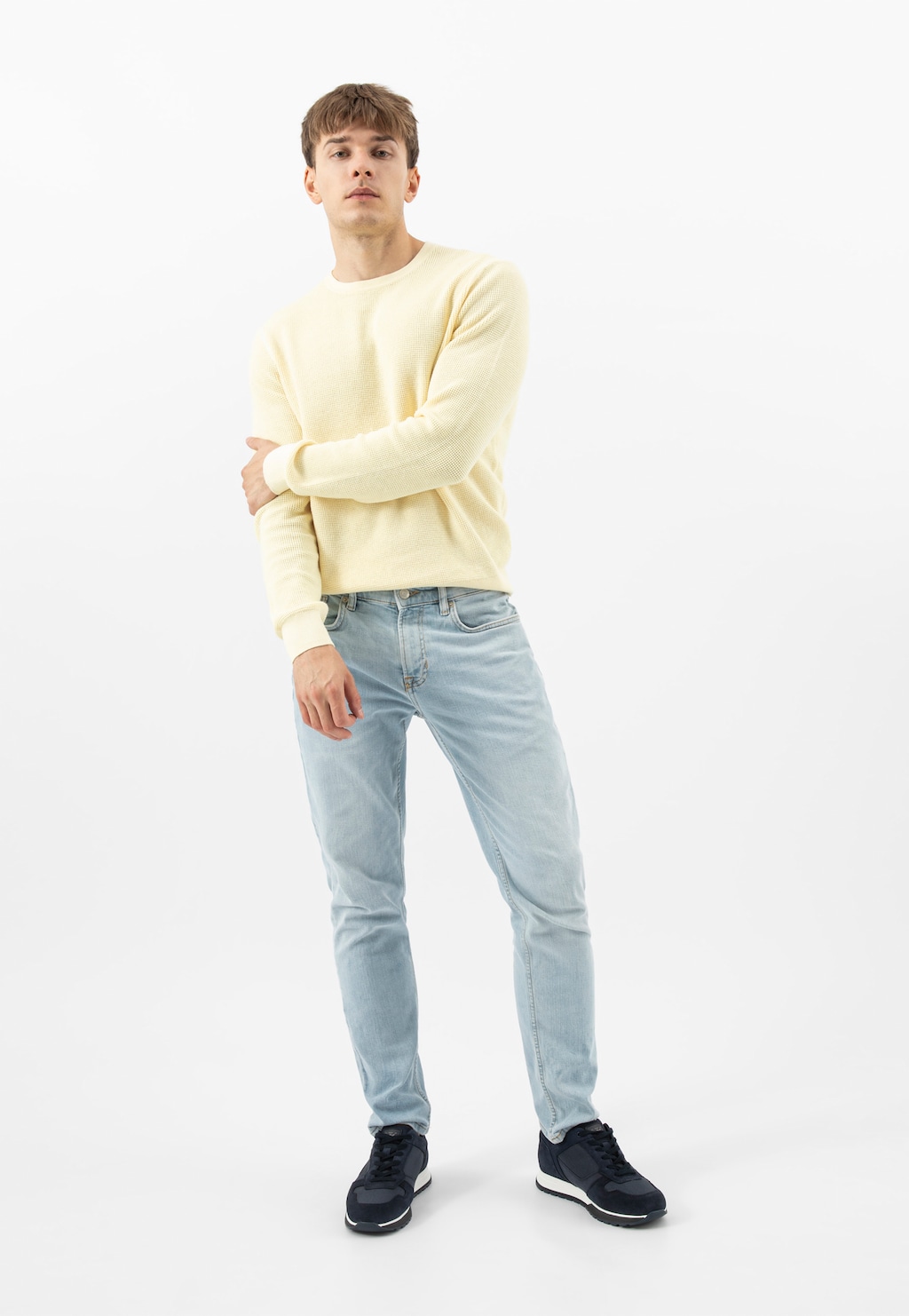 Granatowe sneakersy męskie z łączonych skór 10243-86 Widok 9