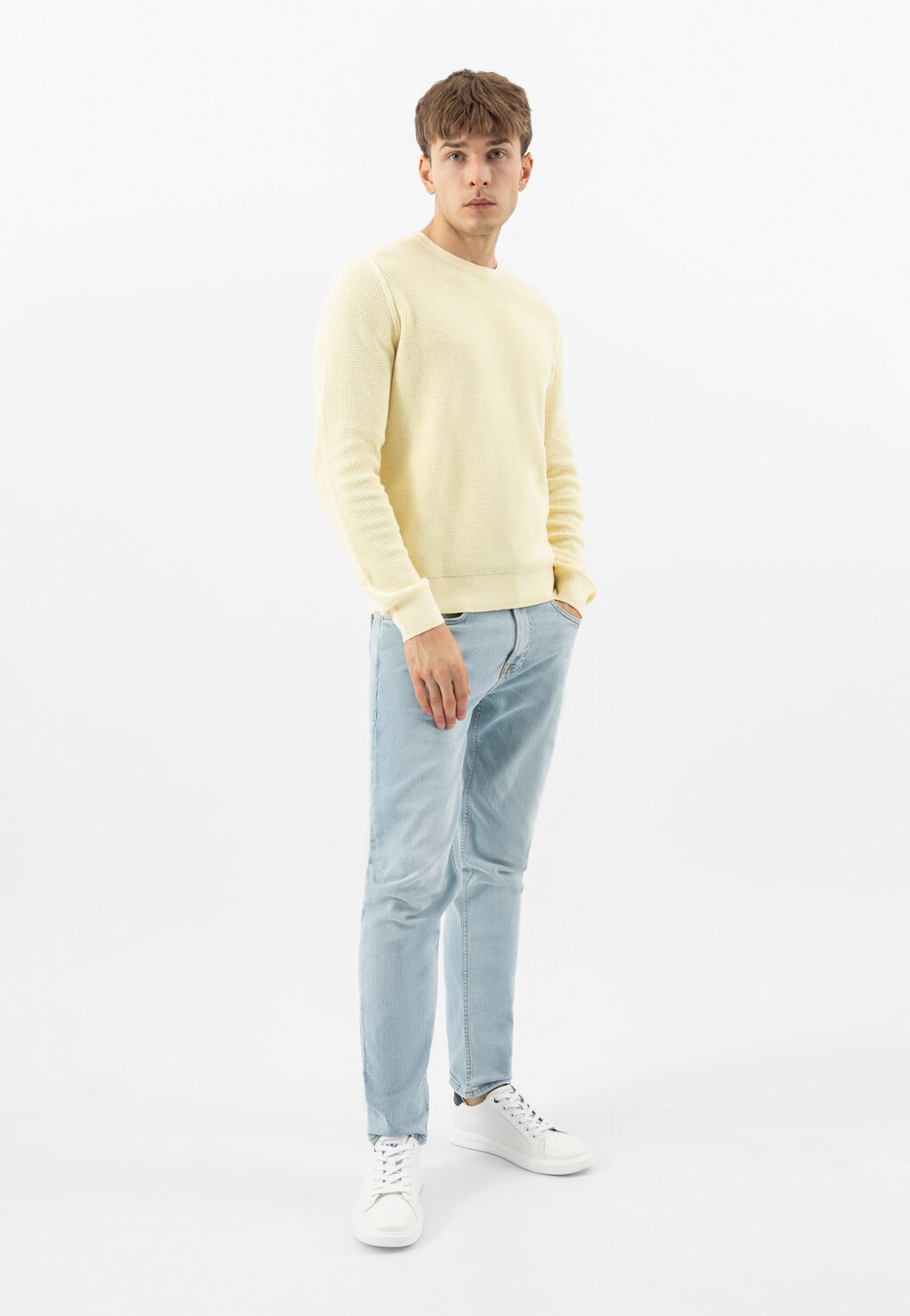 Białe ażurowe trampki męskie z granatową wstawką 10229-59 Widok 9