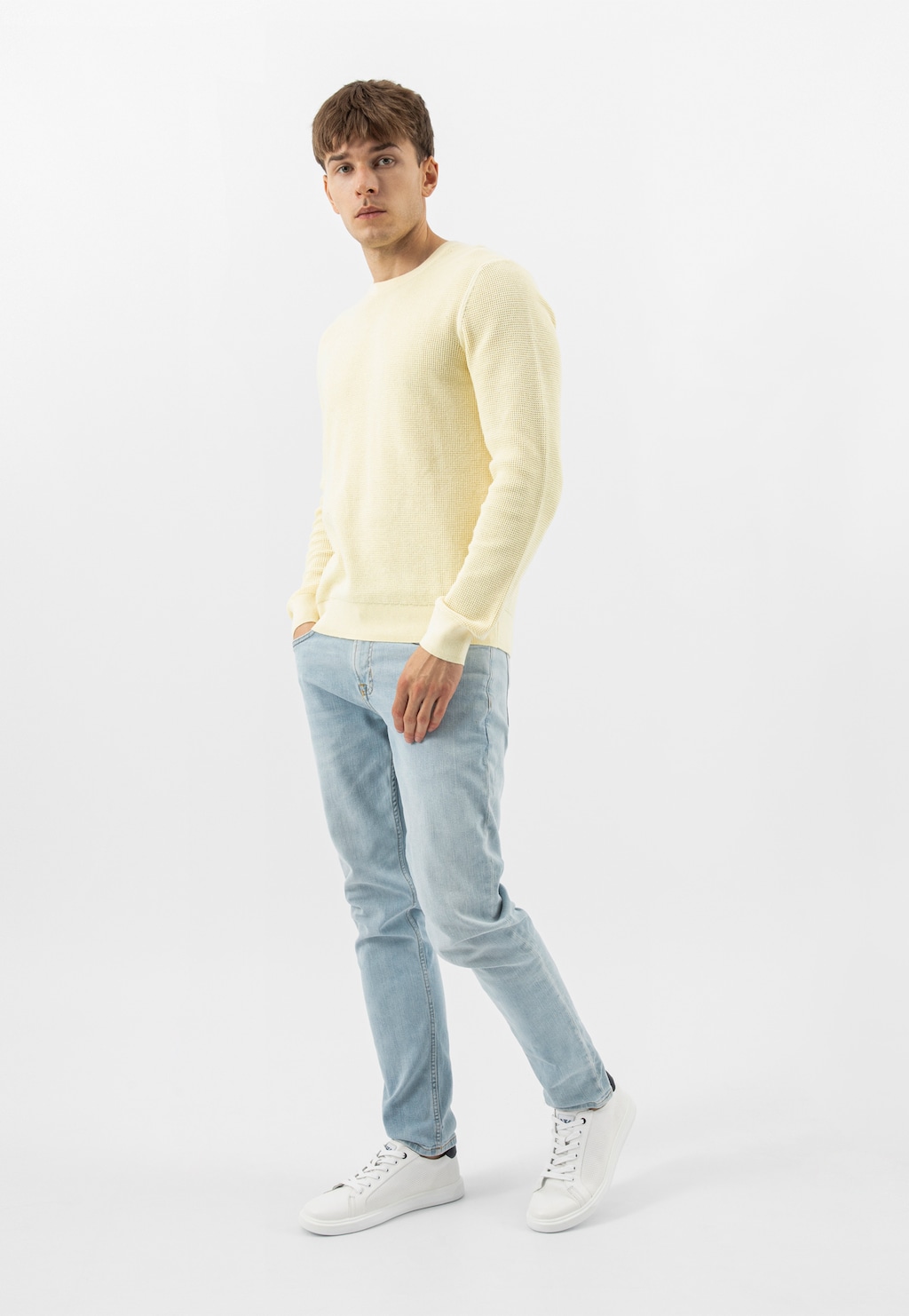 Białe ażurowe trampki męskie z granatową wstawką 10229-59 Widok 1