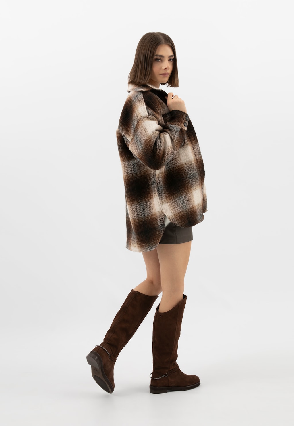 Hnedé čokoládové čižmy s ozdobným remienkom a kovovou prackou 71123-62 Widok 1