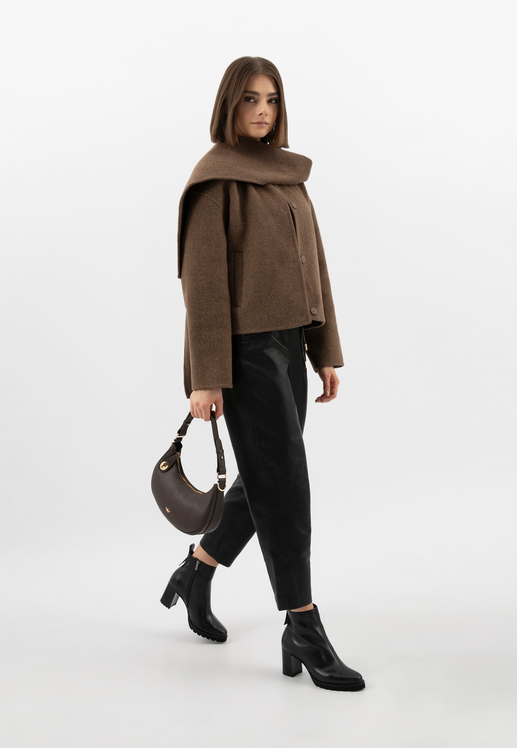 Tmavohnedá kabelka typu bageta 80391-52 Widok 10