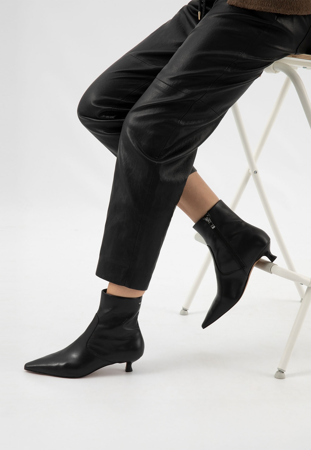 Elegantné dámske kožené kotníkové topánky na nízkom podpätku 55347-51 Widok 8