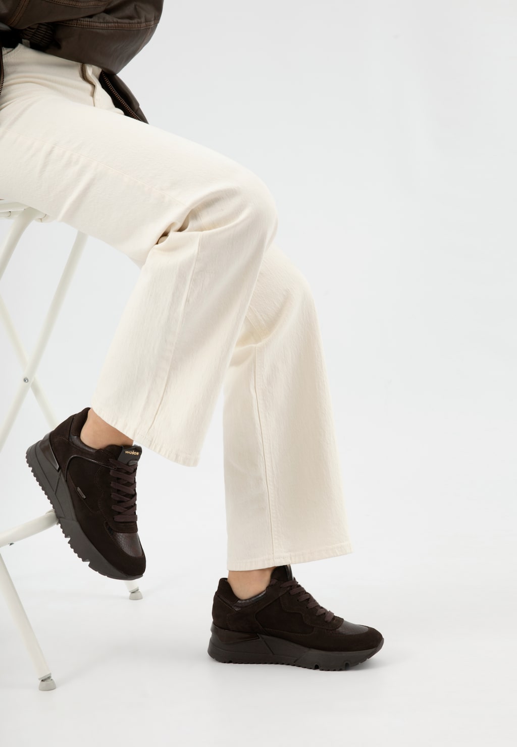 Tmavě hnědé dámské tenisky v čokoládovém odstínu 46136-72 Widok 8