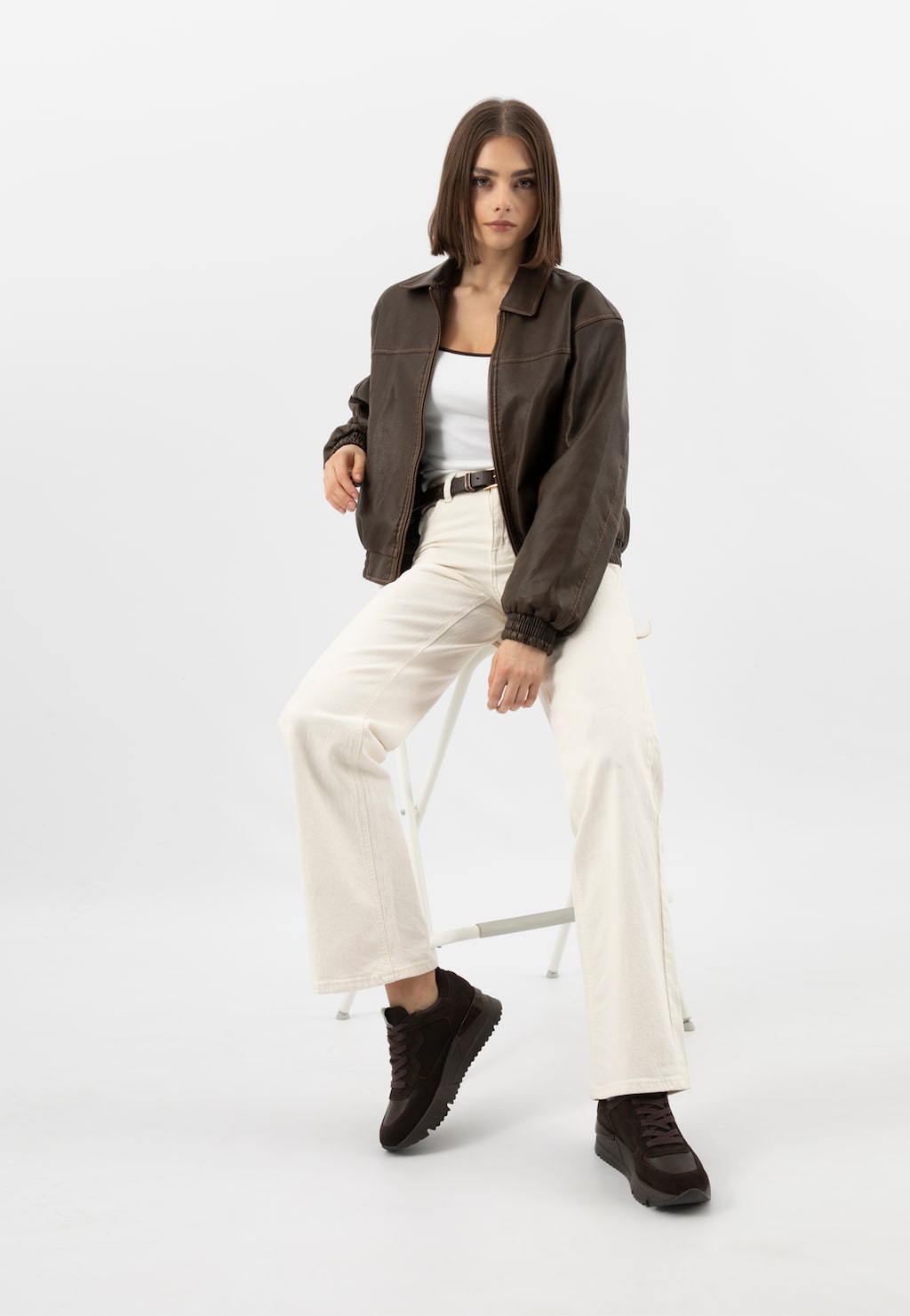 Tmavě hnědé dámské tenisky v čokoládovém odstínu 46136-72 Widok 1