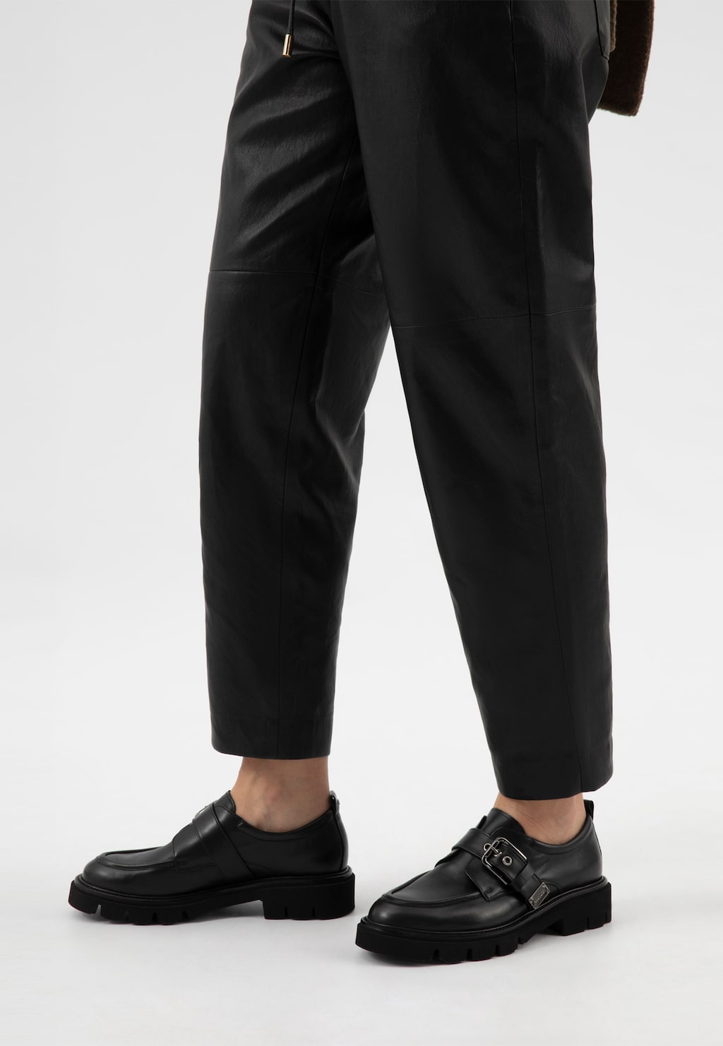 Čierne kožené monky s jednou prackou 46350-50 Widok 8