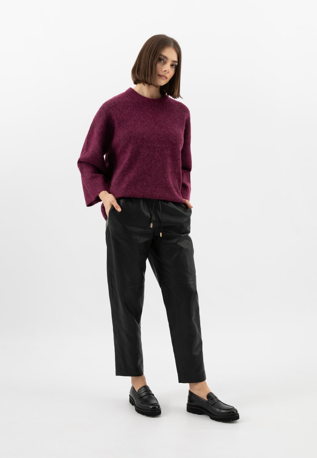 Czarne klasyczne mokasyny damskie ze skóry licowej 46370-51 Widok 9