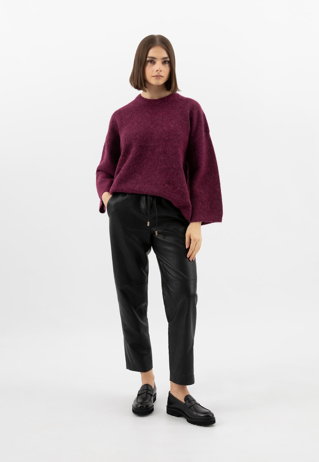 Czarne klasyczne mokasyny damskie ze skóry licowej 46370-51 Widok 1