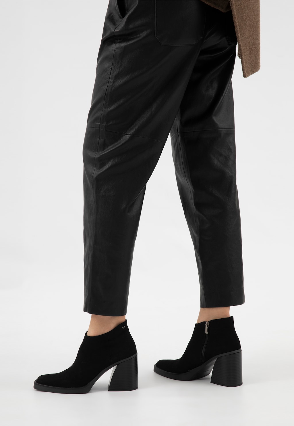 Czarne botki damskie Limited Edition z niską cholewką 55311-61 Widok 8