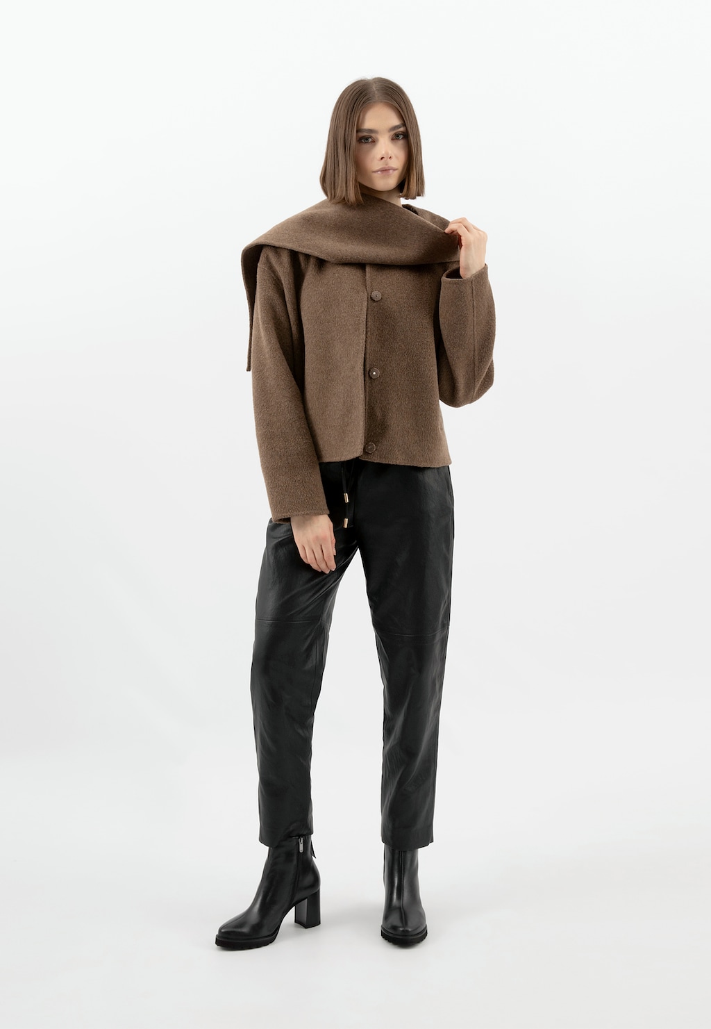 Czarne skórzane botki na słupku 55333-51 Widok 9