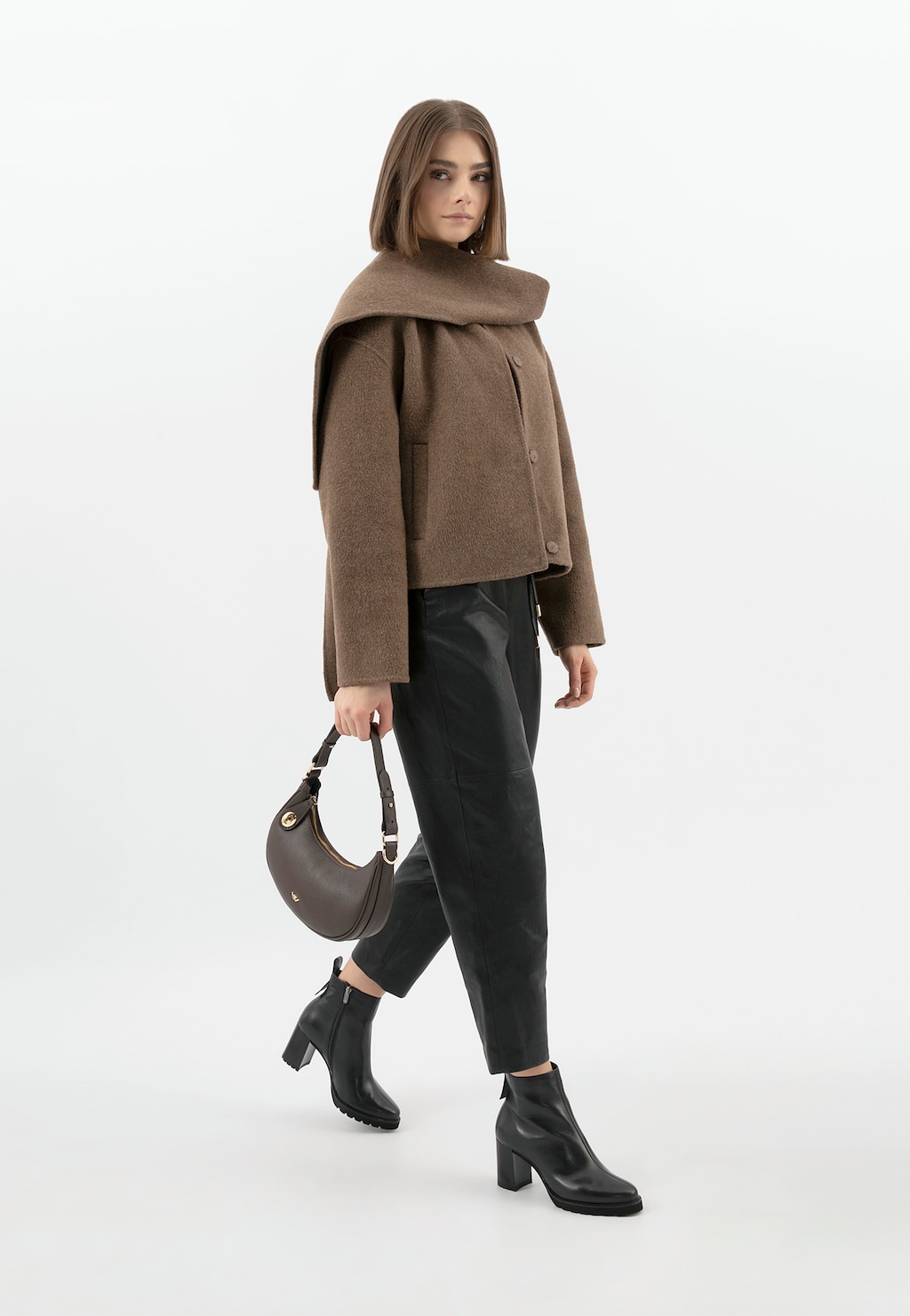 Czarne skórzane botki na słupku 55333-51 Widok 1