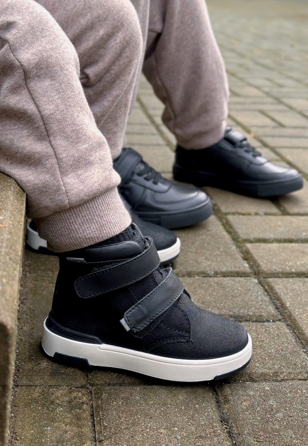 Czarne trzewiki BARTEK 1198502 zapinane na rzepy Widok 9