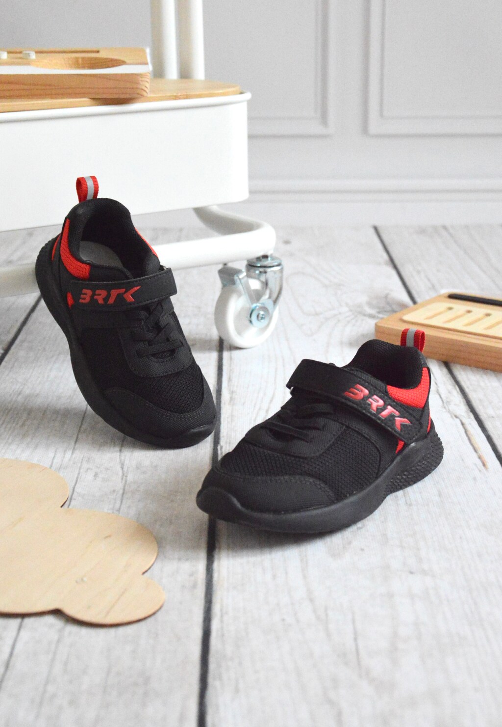 Čierno-červené tenisky pre chlapcov BARTEK 87003-11 Widok 10