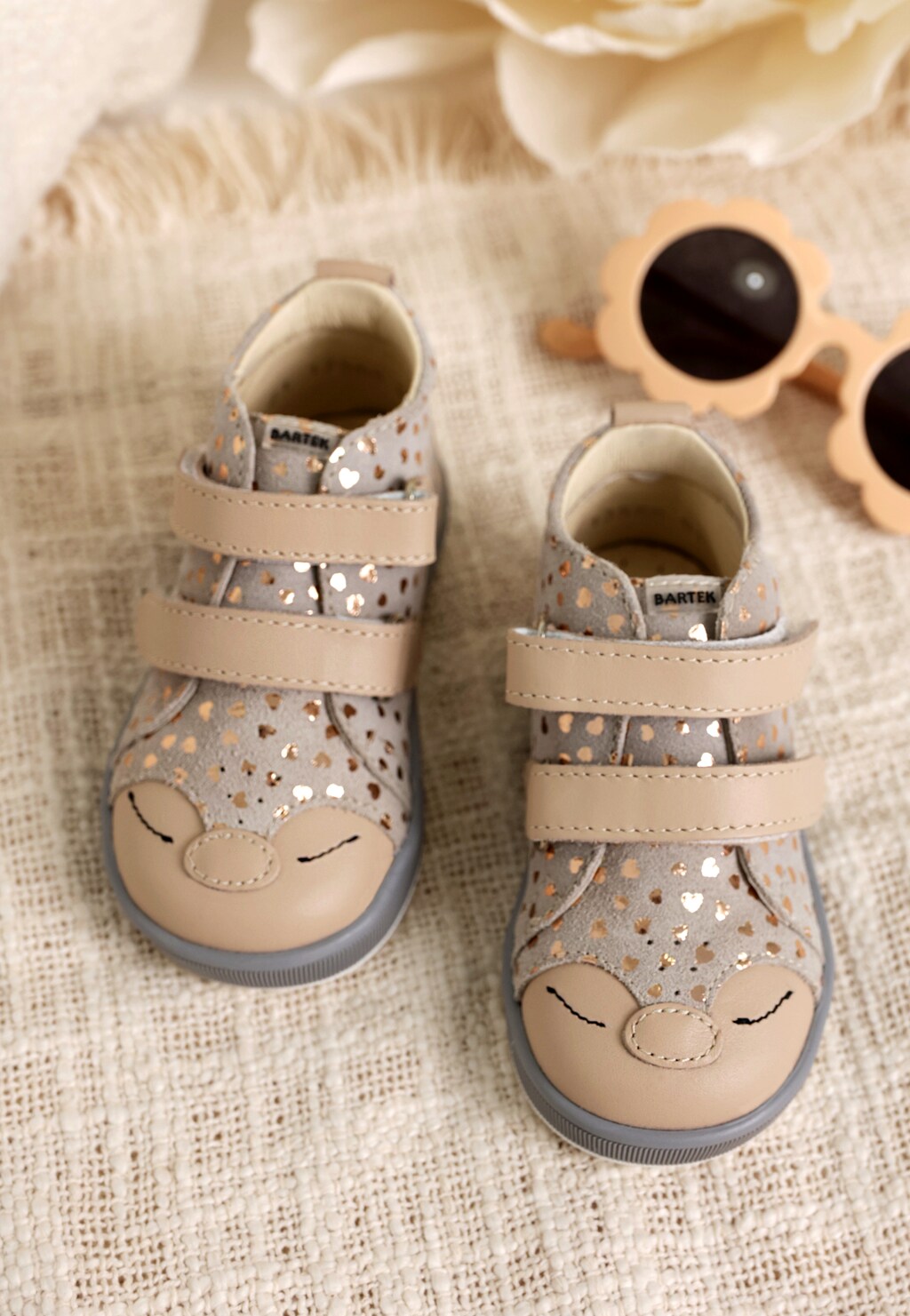 Beżowe trzewiki BARTEK ze złotymi serduszkami i zwierzątkiem na nosku 1356801 Widok 8
