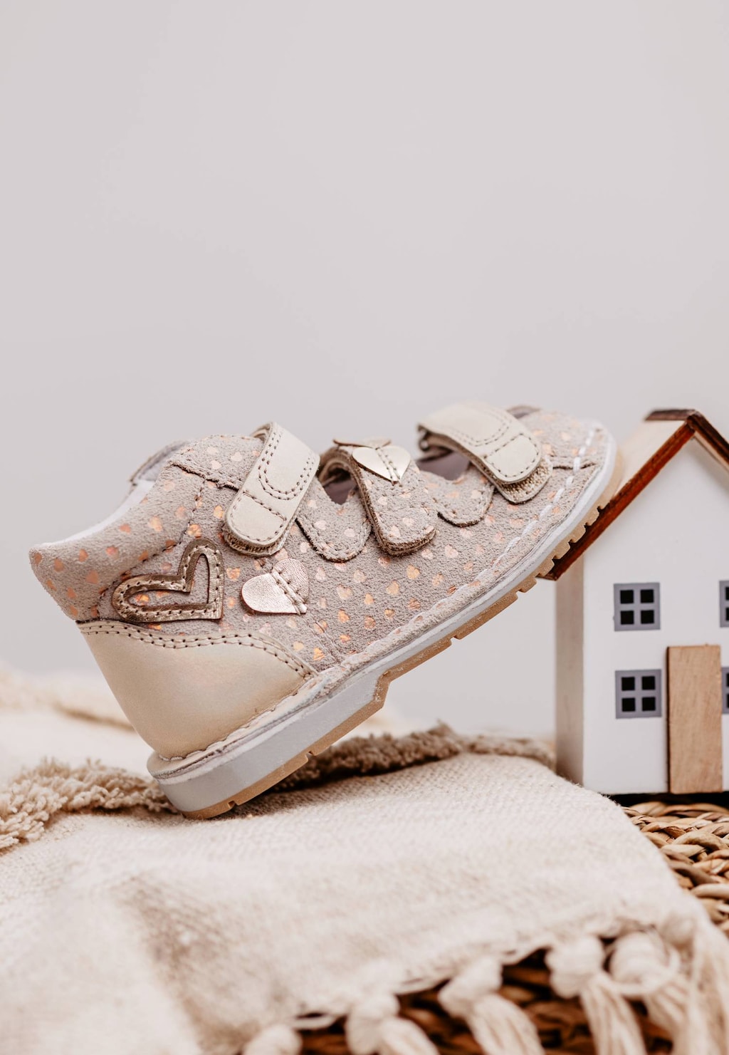 Uzavřené sandály BARTEK, 85500-64, pro dívky, béžovo-zlaté Widok 10