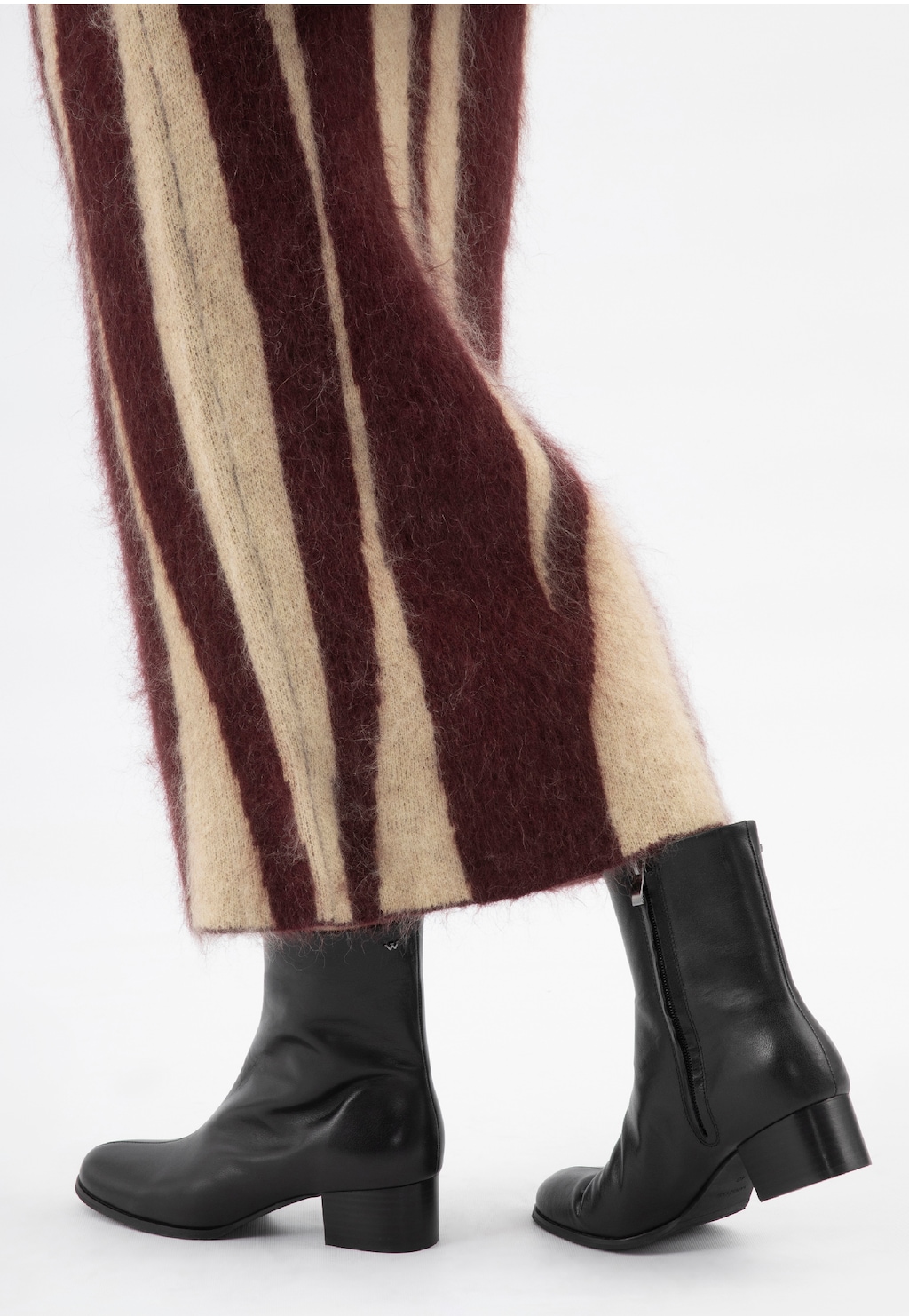 Čierne kožené kotníkové topánky na nízkom podpätku 55329-51 Widok 7