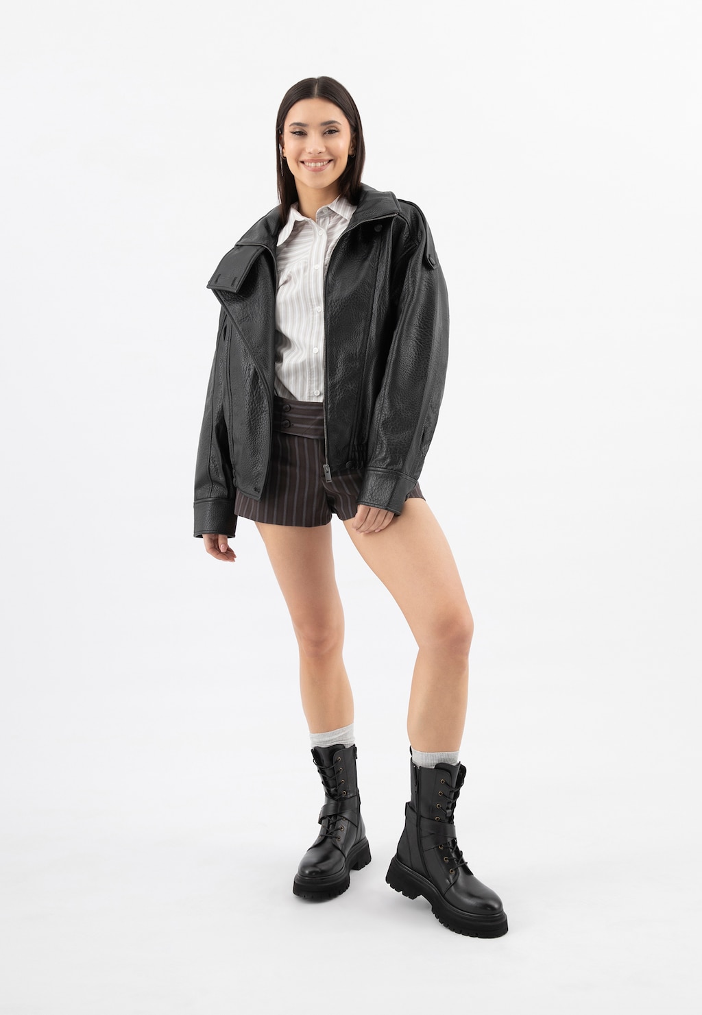 Čierne masívne dámske motorkárske čižmy z lícovej kože 64144-51 Widok 9