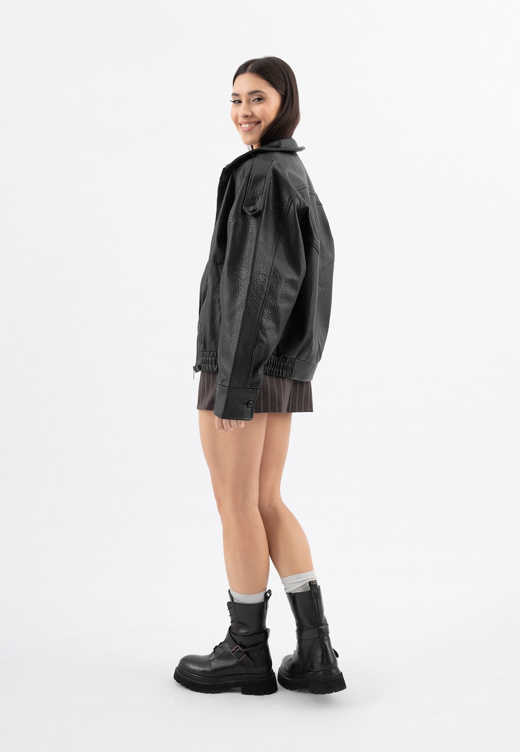 Čierne masívne dámske motorkárske čižmy z lícovej kože 64144-51 Widok 10