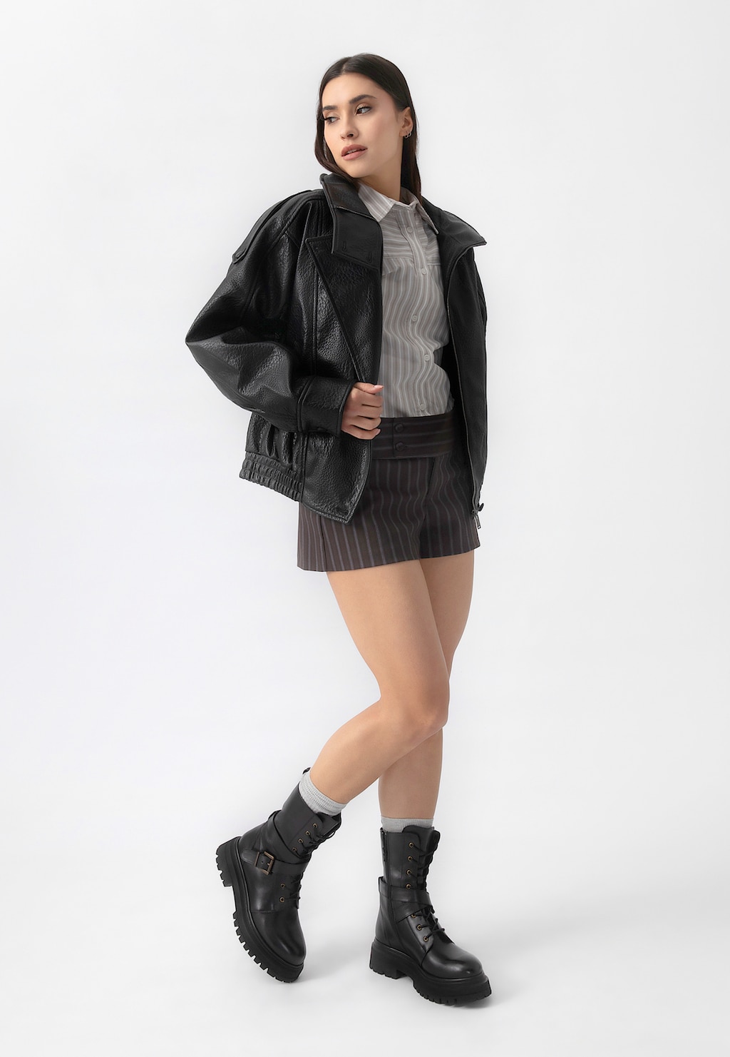 Čierne masívne dámske motorkárske čižmy z lícovej kože 64144-51 Widok 1