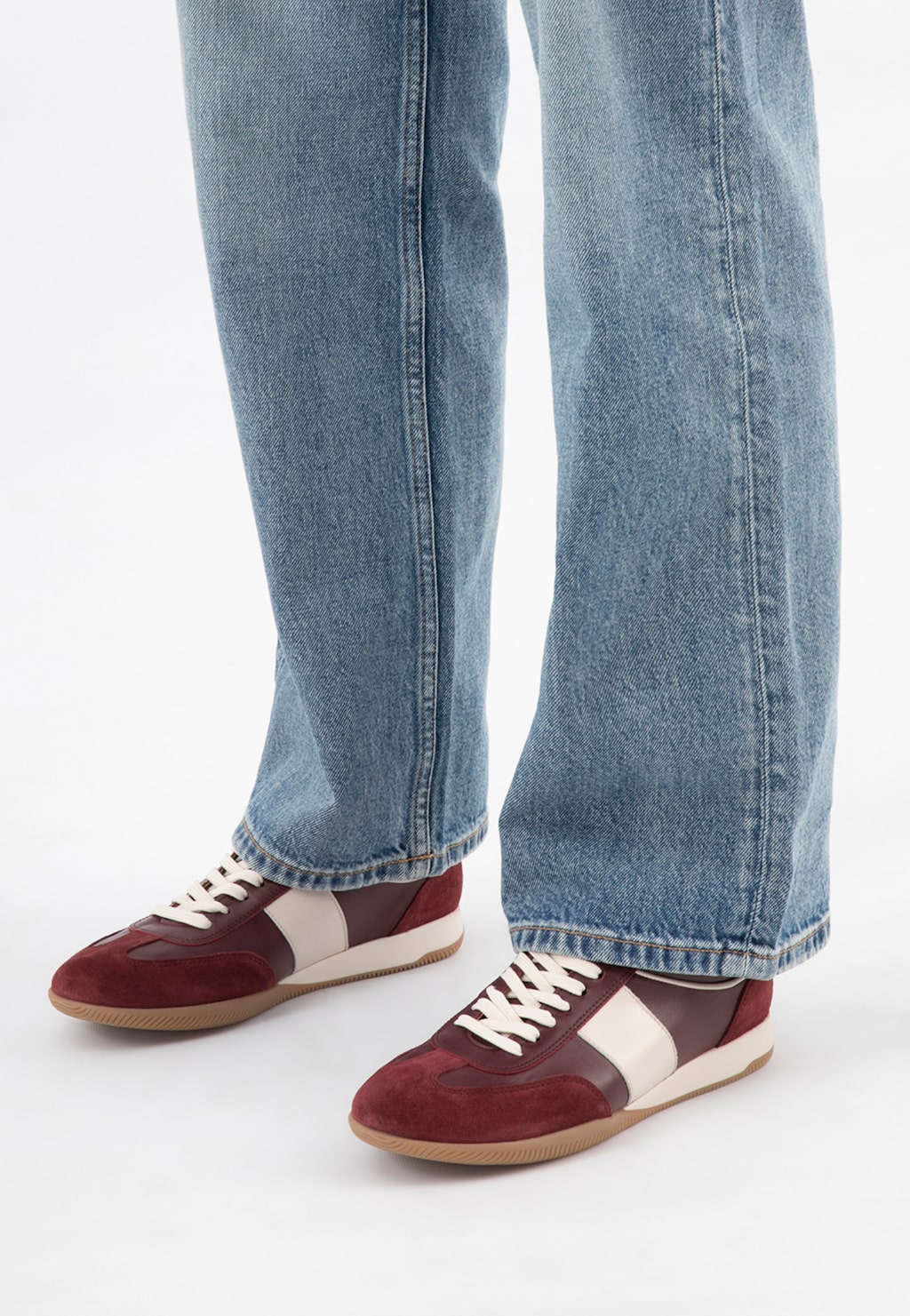 Bordowe trampki damskie z białymi wstawkami 46343-75 Widok 8