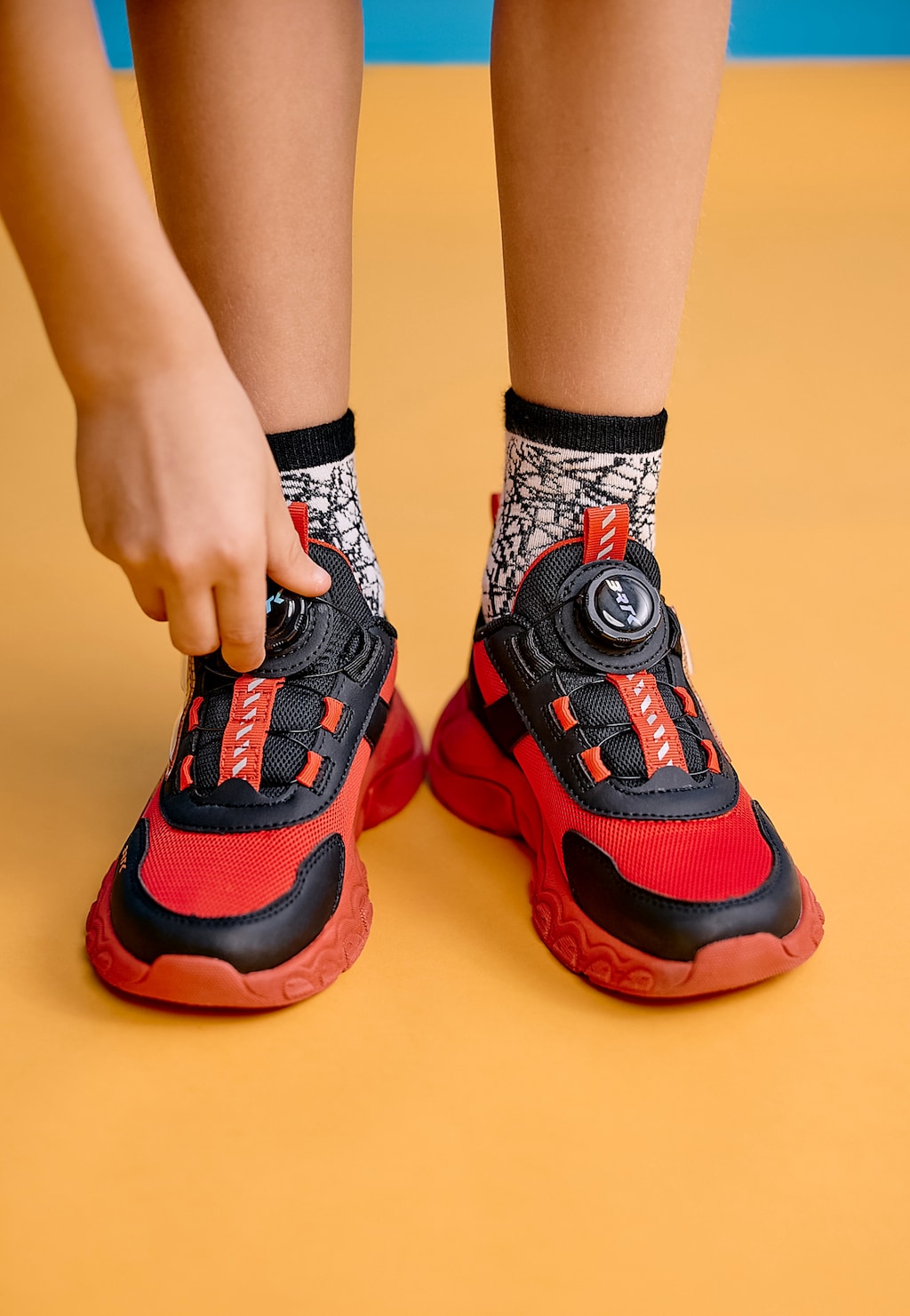 Czerwone sneakersy chłopięce z zapięciem na pokrętło BARTEK 87015-15 Widok 9