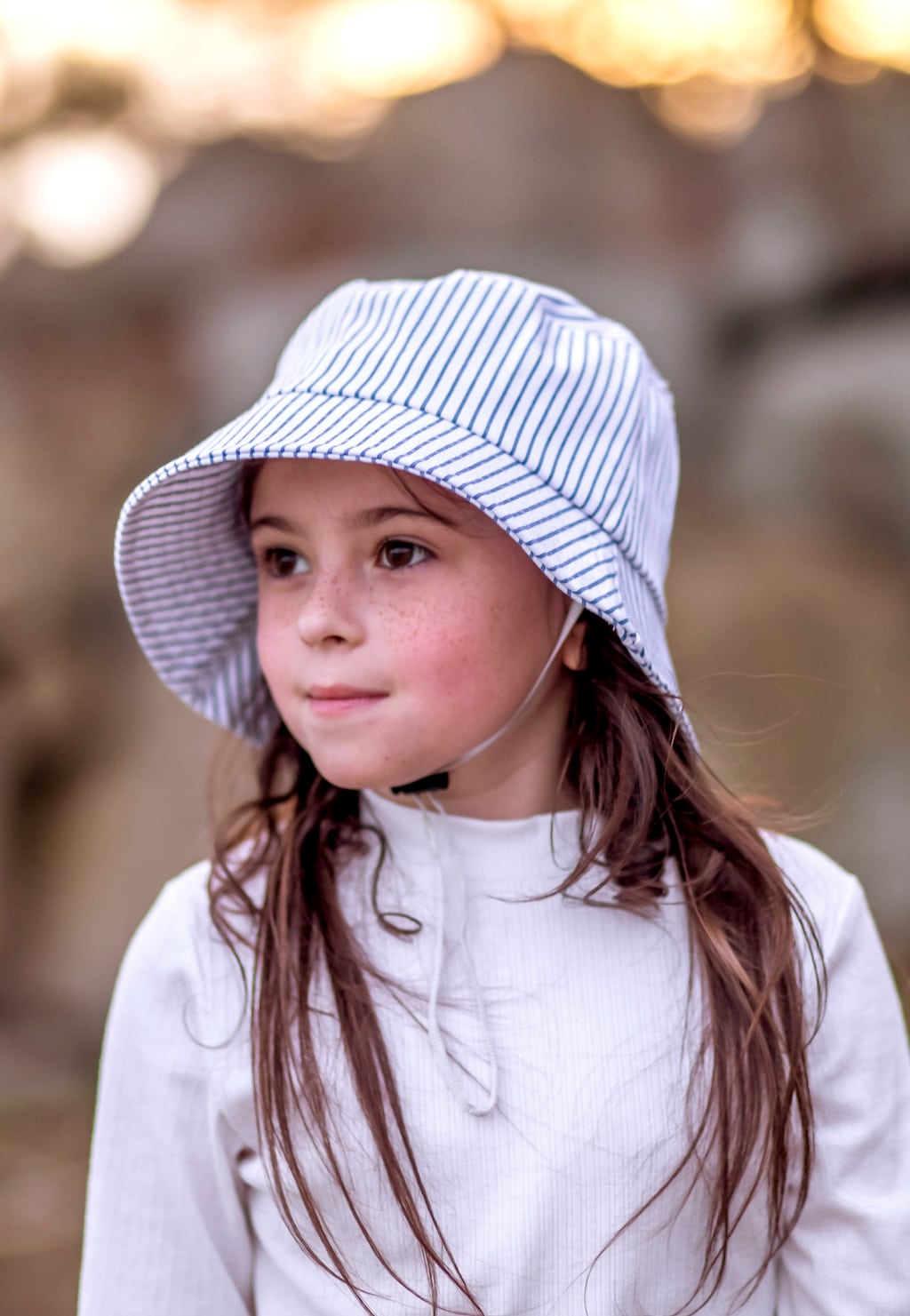 Detský textilný klobúk v bielo-modrých pruhoch Widok 6